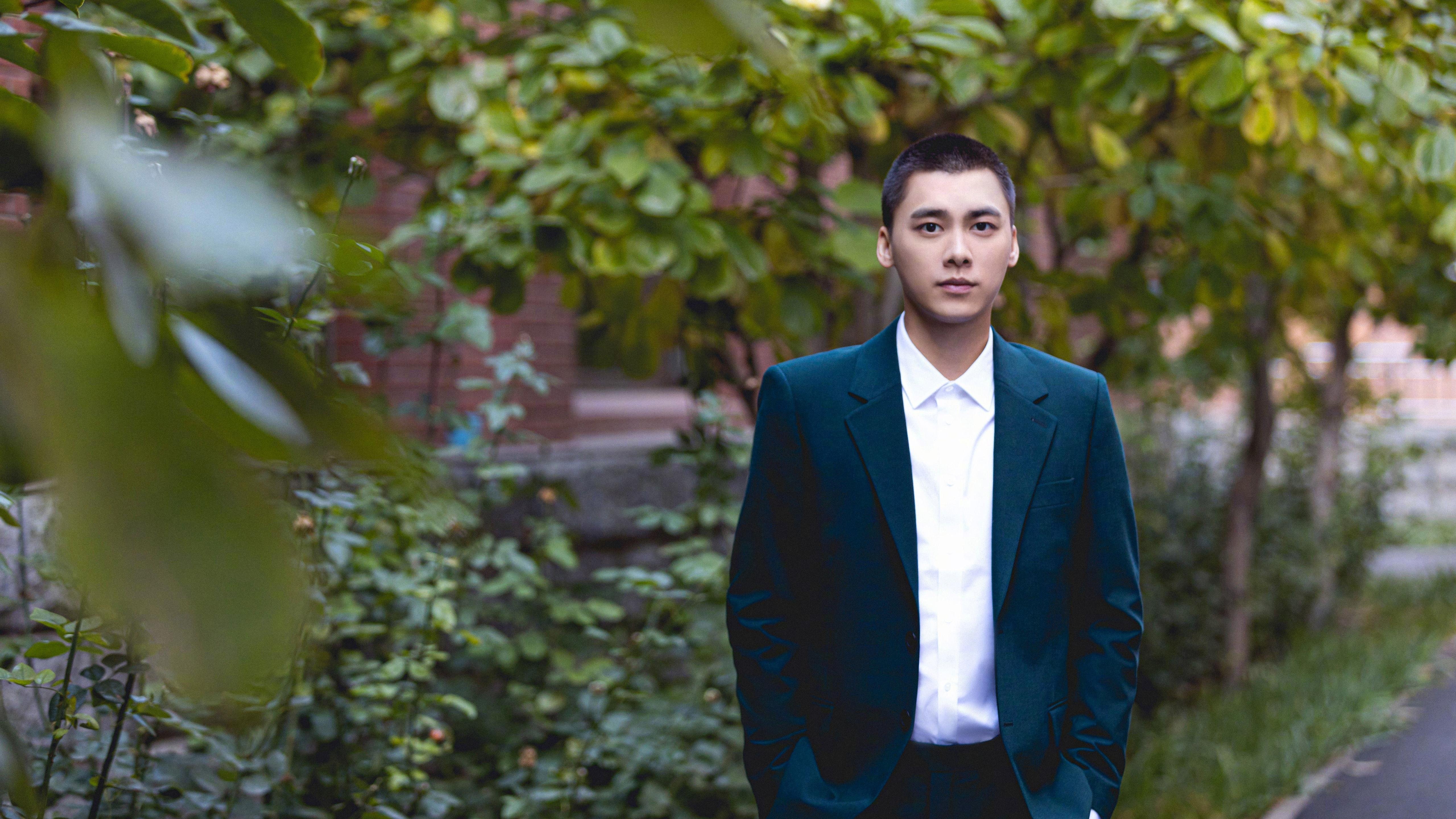 中学生篮球比赛火热开赛，校园体育氛围浓厚，初中篮球赛事