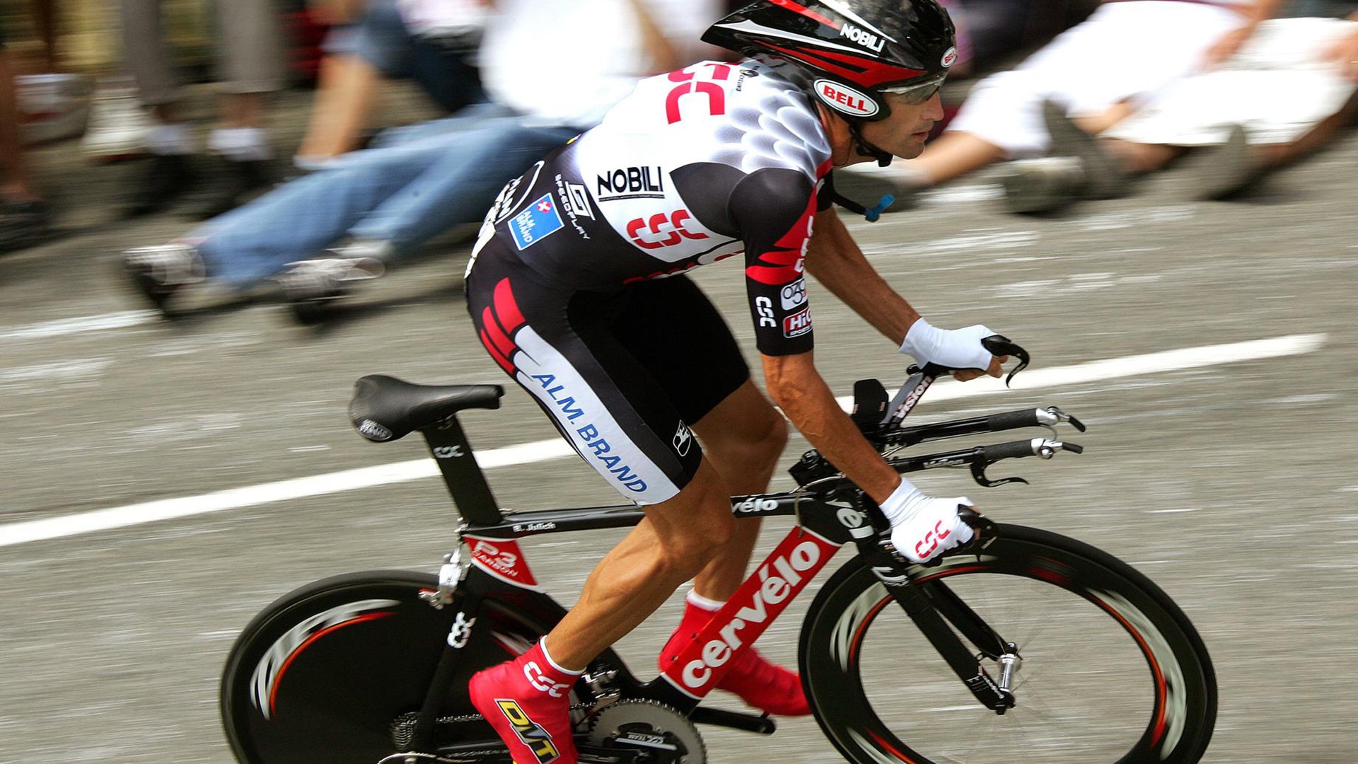 广场舞成为城市风景线，城市广场舞图片