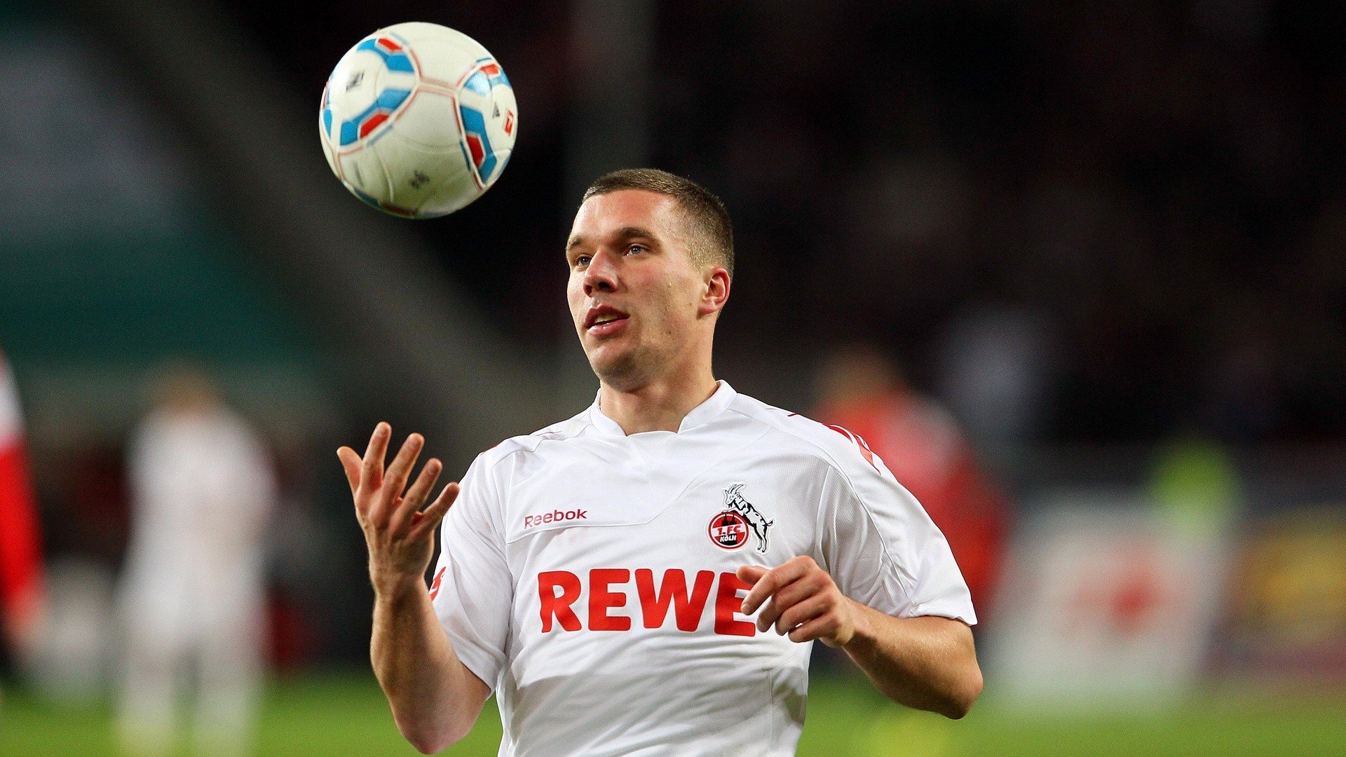 皇马持续领跑西甲,巴萨紧随其后,冠军争夺白热化,皇马完胜巴萨